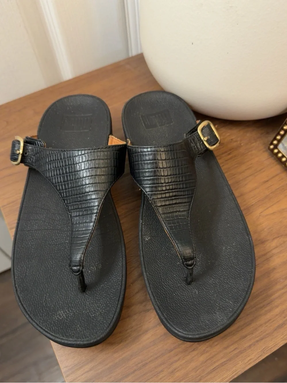 FitFlop Black Lizard Embossed Thong Sandals Gold Buckle Wedge Size 7
